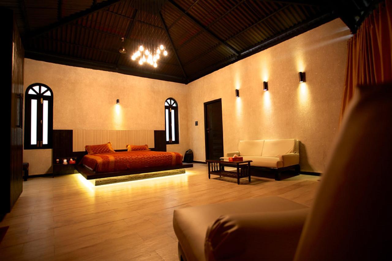 Hotel Kino Lakeside Chalet Lonavla Exterior foto